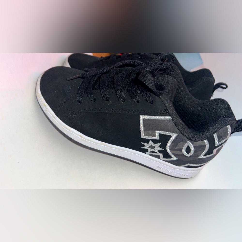 black DC shoes